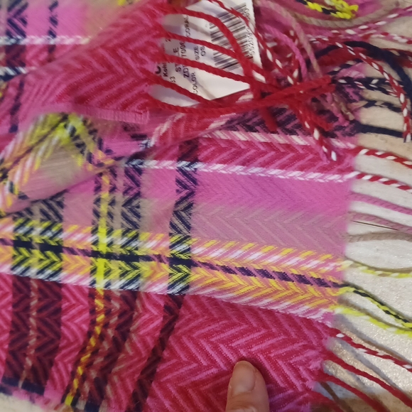 NWT D&Y Softer Than Cashmere Stunning Scarf - Picture 2 of 6